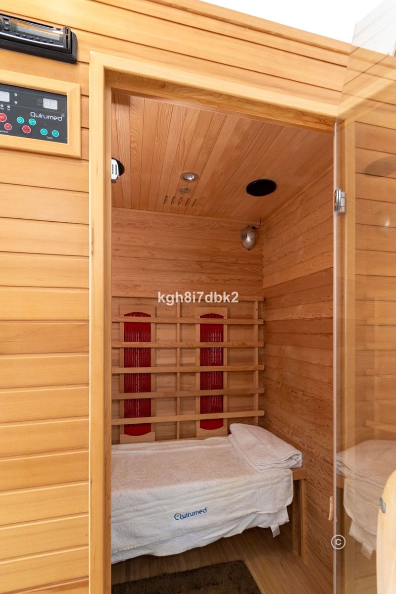 4 bedroom Villa for sale in Estepona - € 995,000 (Ref: 9077396)