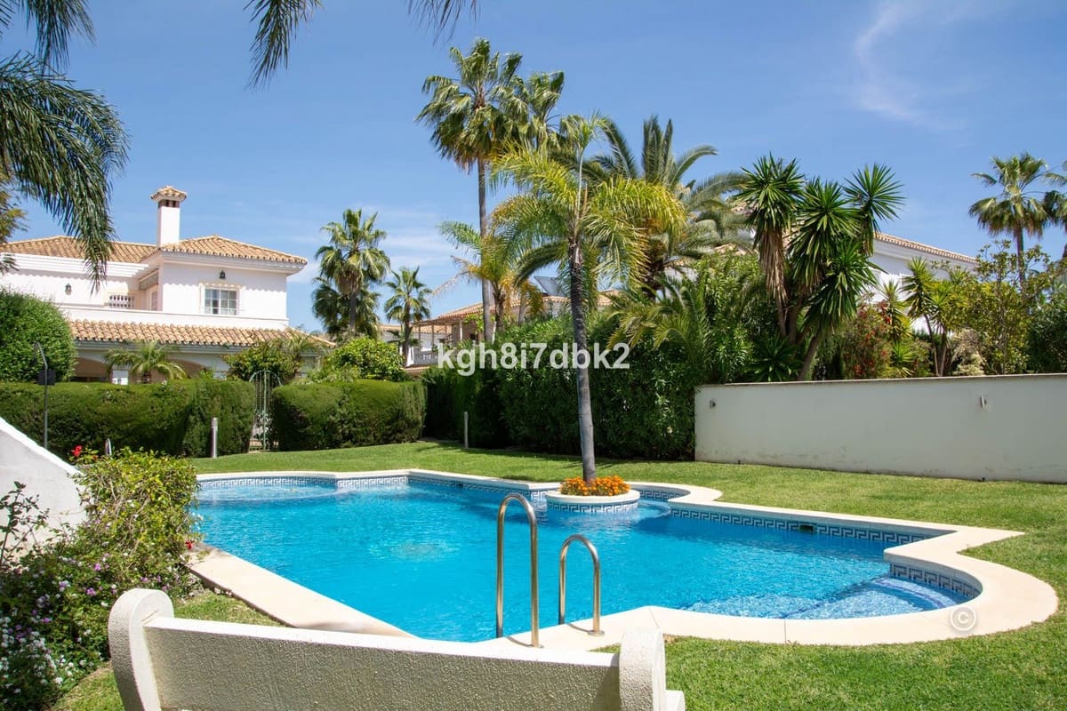 4 bedroom Villa for sale in Estepona - € 995,000 (Ref: 9077396)