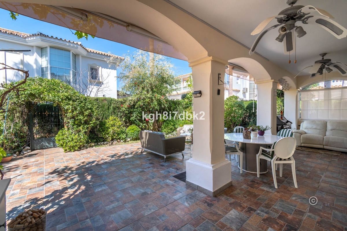 4 bedroom Villa for sale in Estepona - € 995,000 (Ref: 9077396)