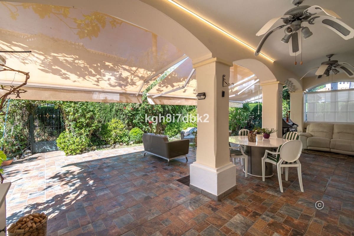 4 bedroom Villa for sale in Estepona - € 995,000 (Ref: 9077396)