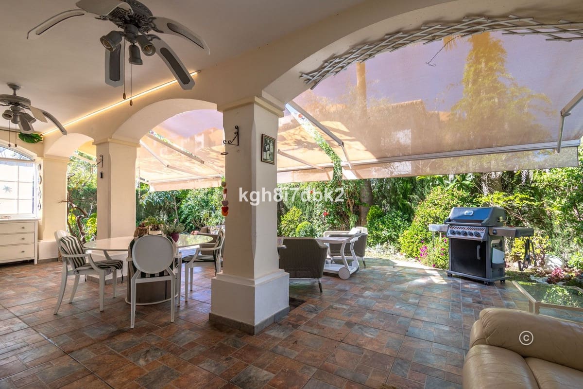 4 bedroom Villa for sale in Estepona - € 995,000 (Ref: 9077396)