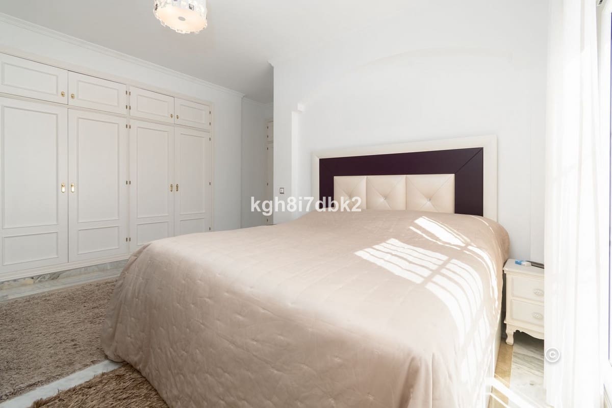 4 bedroom Villa for sale in Estepona - € 995,000 (Ref: 9077396)