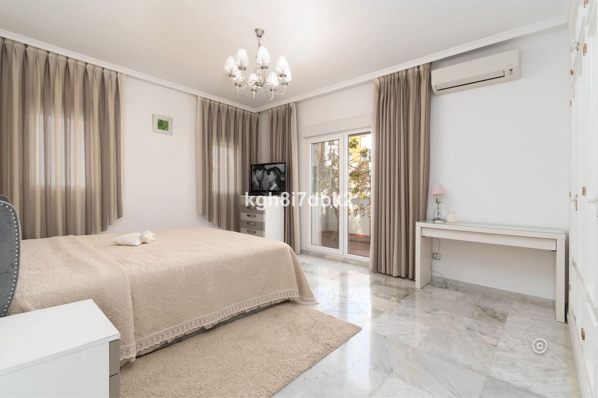 4 bedroom Villa for sale in Estepona - € 995,000 (Ref: 9077396)