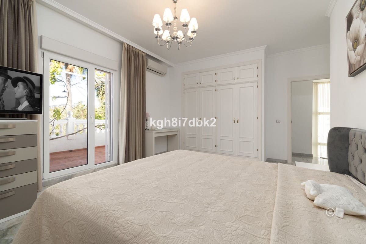 4 bedroom Villa for sale in Estepona - € 995,000 (Ref: 9077396)