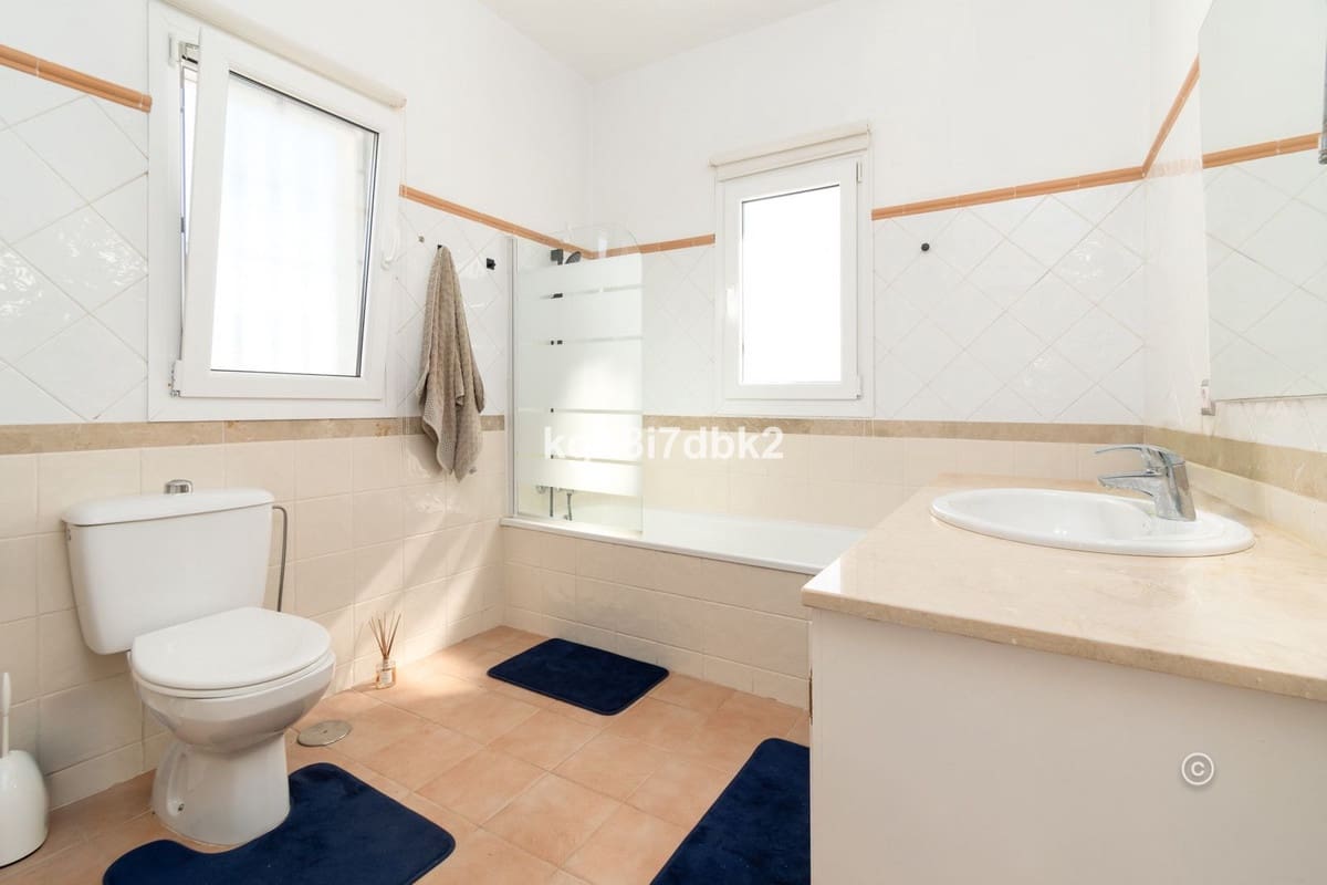 4 bedroom Villa for sale in Estepona - € 995,000 (Ref: 9077396)