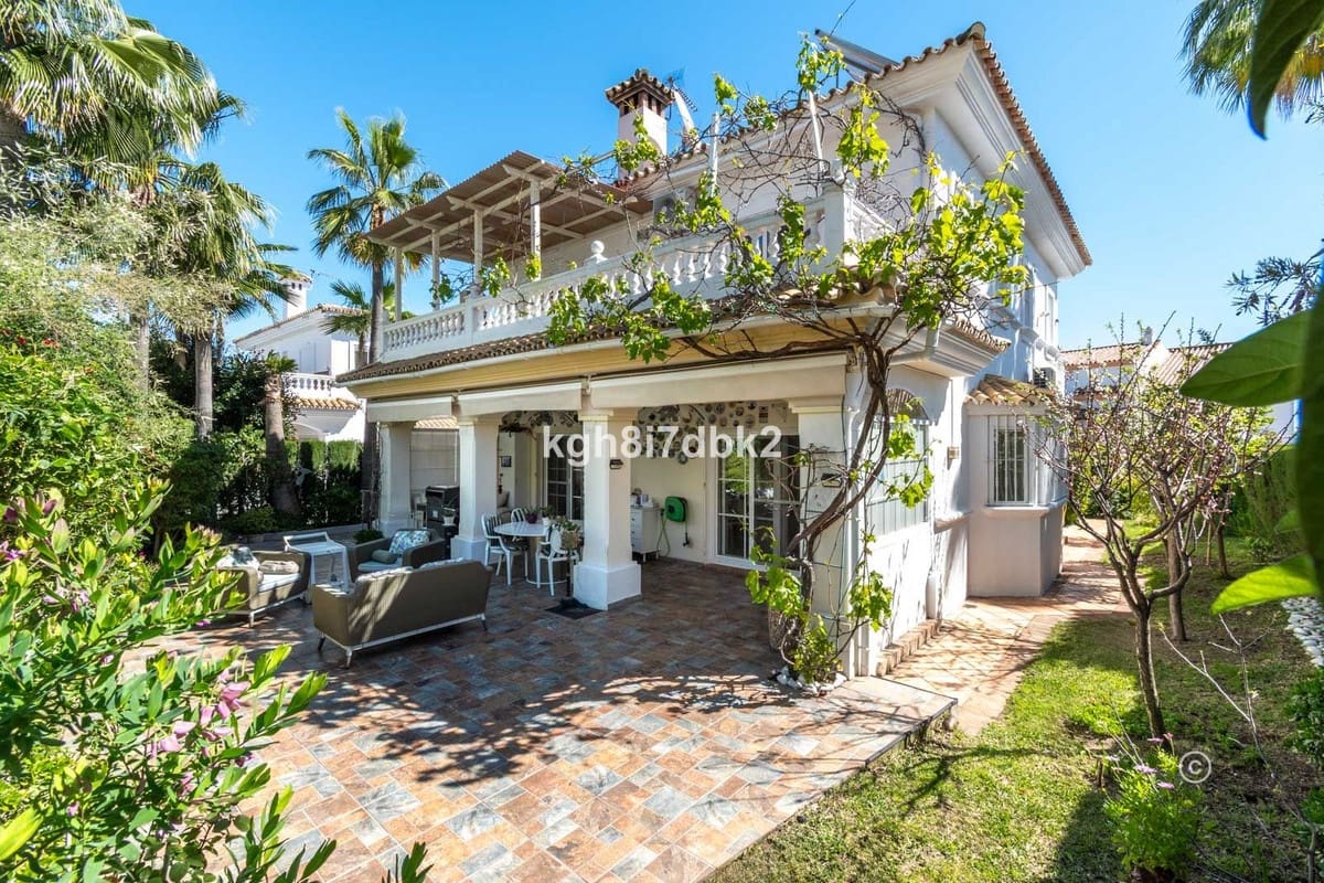 4 bedroom Villa for sale in Estepona - € 995,000 (Ref: 9077396)