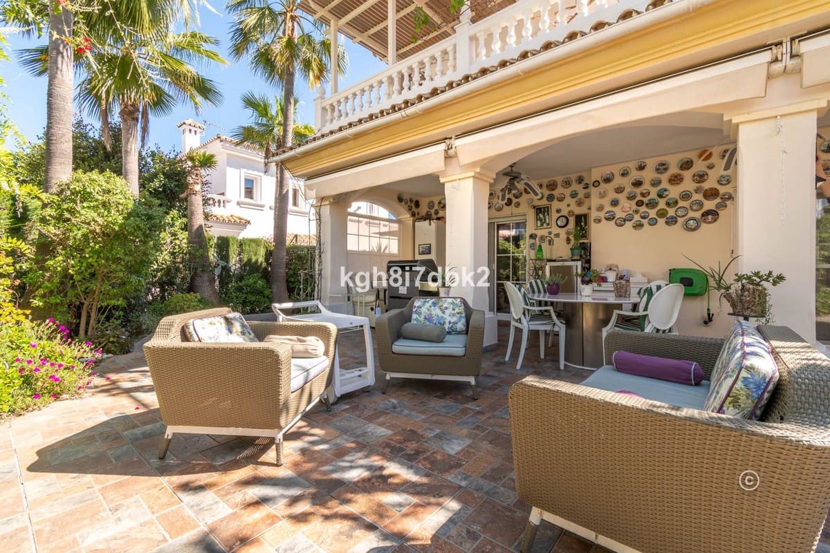 4 bedroom Villa for sale in Estepona - € 995,000 (Ref: 9077396)