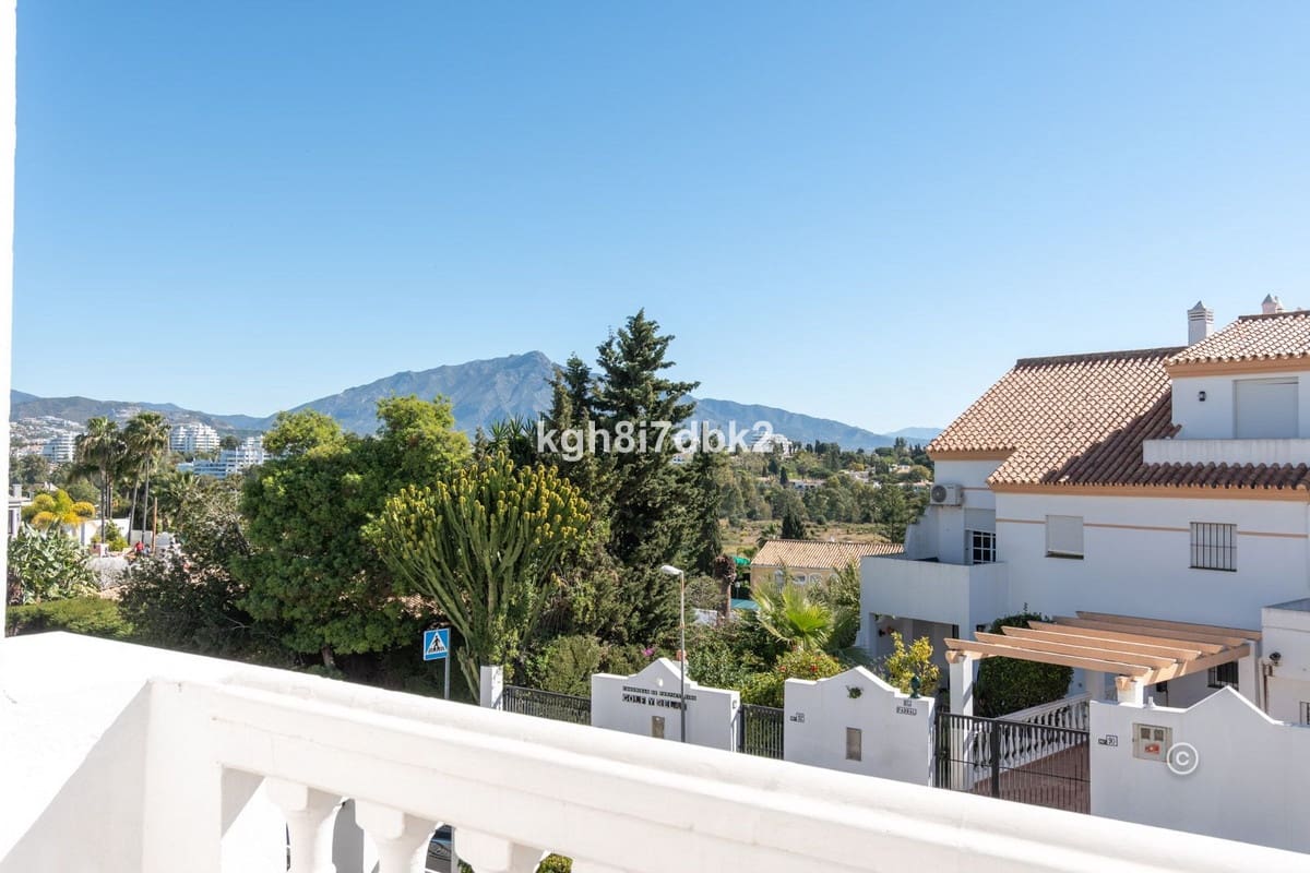 4 bedroom Villa for sale in Estepona - € 995,000 (Ref: 9077396)