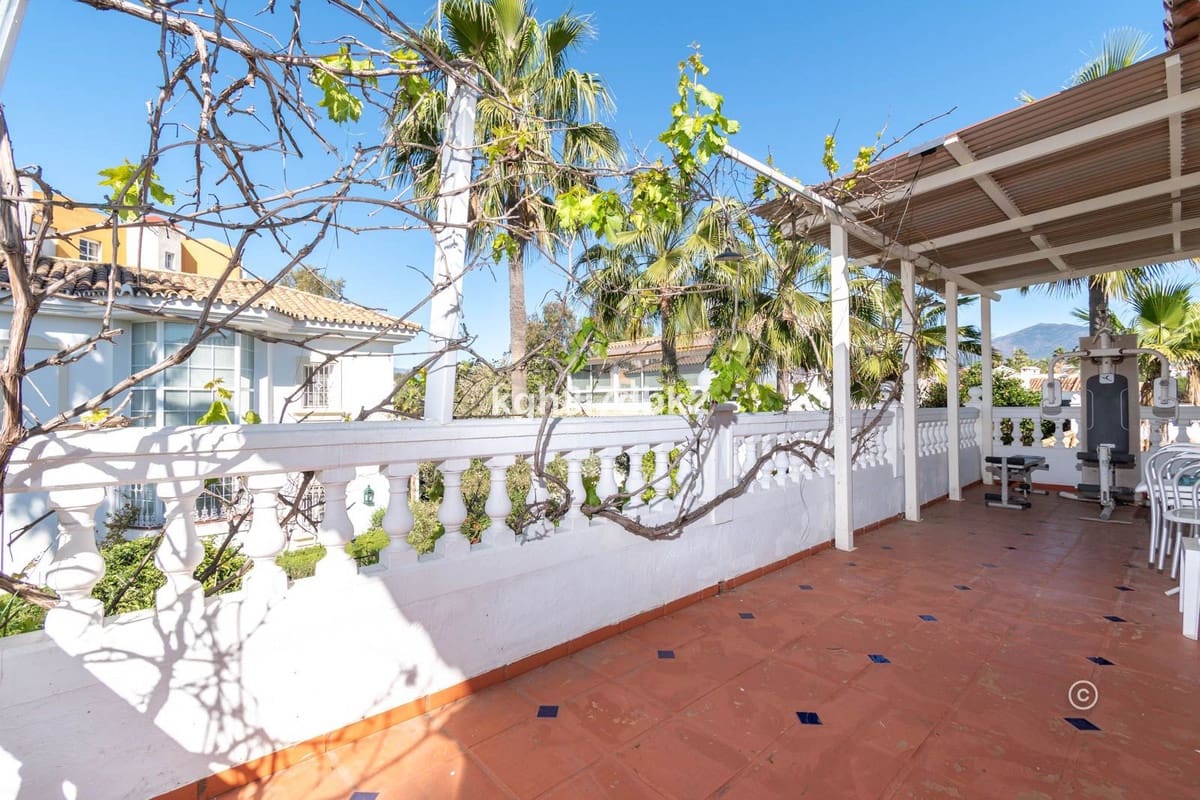 4 bedroom Villa for sale in Estepona - € 995,000 (Ref: 9077396)