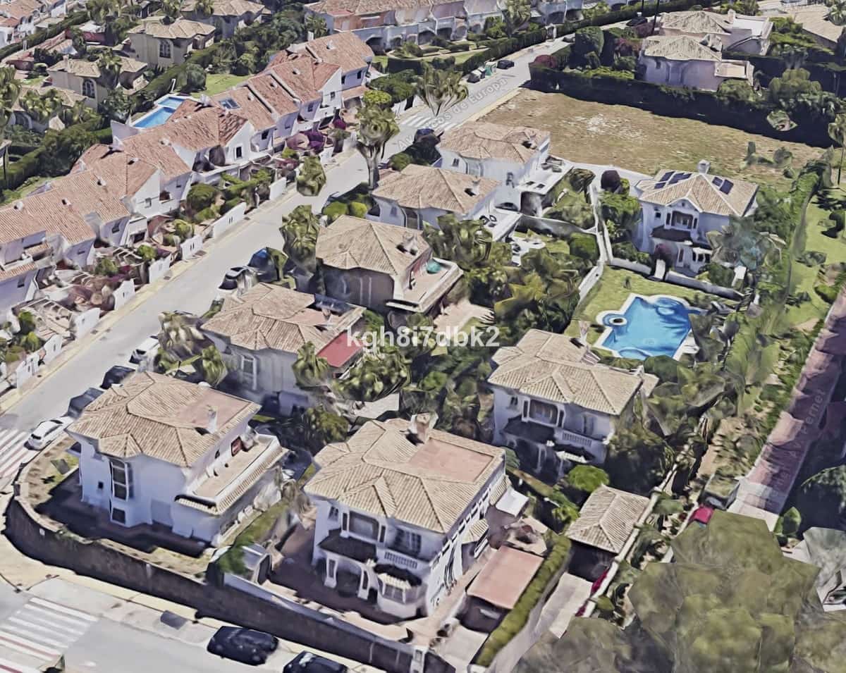 4 bedroom Villa for sale in Estepona - € 995,000 (Ref: 9077396)