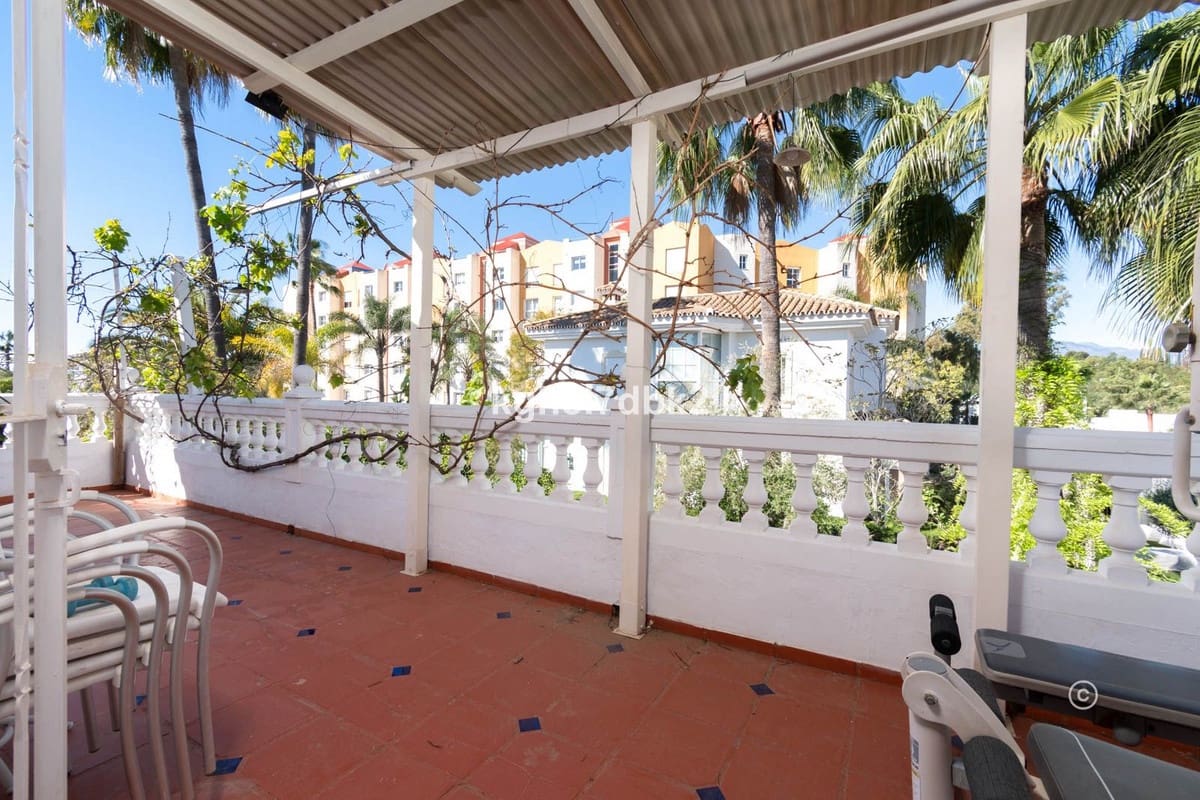 4 bedroom Villa for sale in Estepona - € 995,000 (Ref: 9077396)