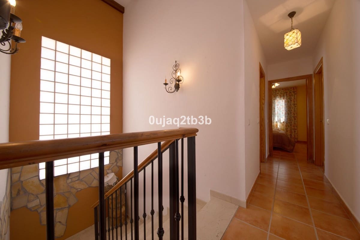 6 soverom Villa til salgs i Estepona - € 995 000 (Ref: 9077397)