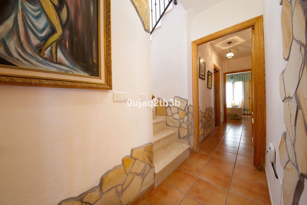 6 bedroom Villa for sale in Estepona - € 1,095,000 (Ref: 9077397)