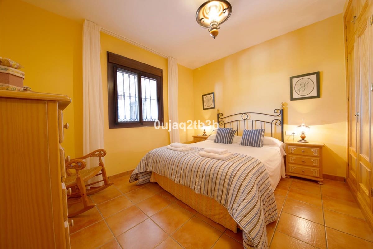 6 bedroom Villa for sale in Estepona - € 1,095,000 (Ref: 9077397)
