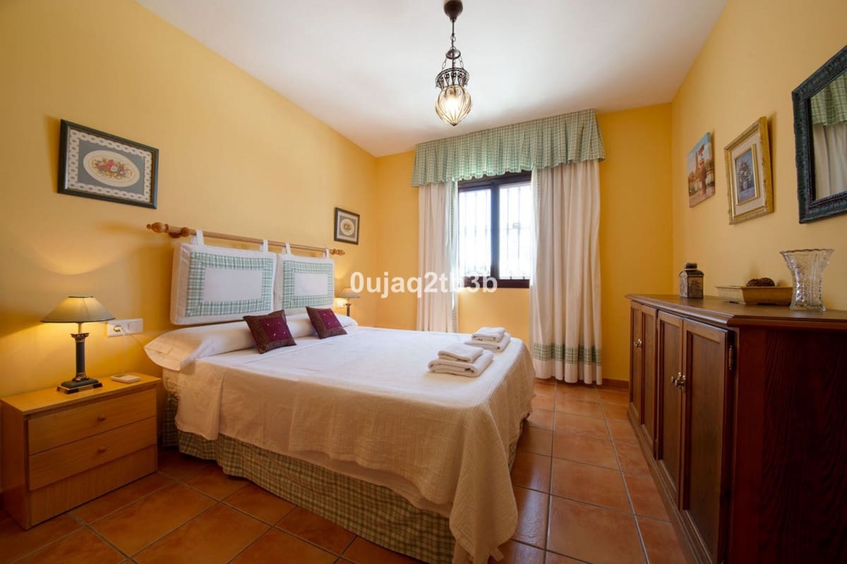 6 bedroom Villa for sale in Estepona - € 1,095,000 (Ref: 9077397)