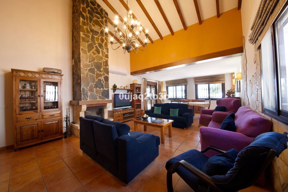 6 bedroom Villa for sale in Estepona - € 1,095,000 (Ref: 9077397)
