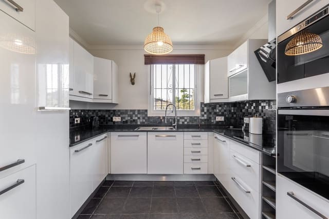 3 makuuhuone Huvila myytävänä paikassa Estepona - 799 000 € (Ref: 9077402)