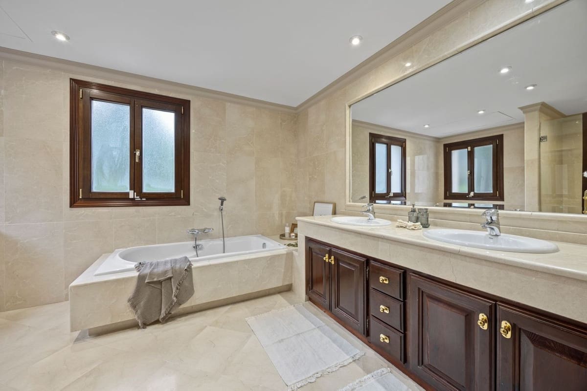 6 slaapkamer Villa te koop in Los Arqueros met garage - € 1.985.000 (Ref: 9079699)