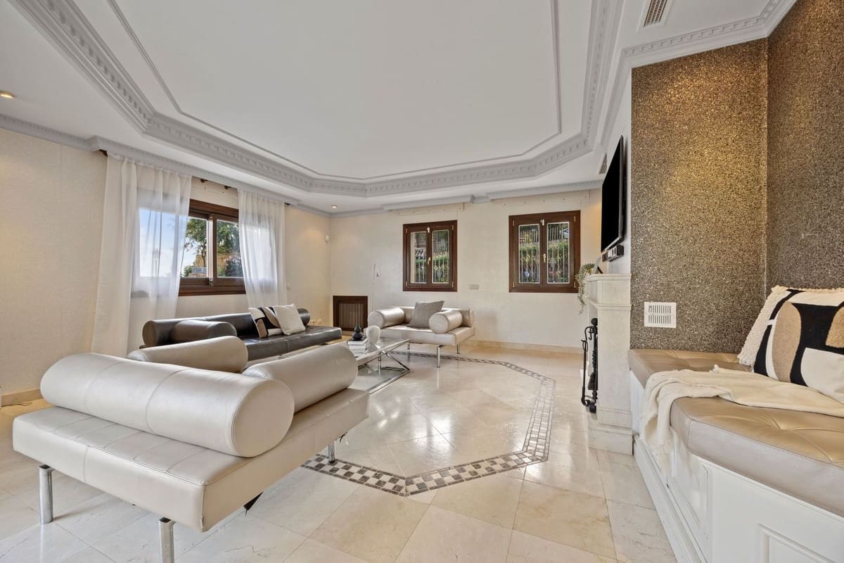 6 slaapkamer Villa te koop in Los Arqueros met garage - € 1.985.000 (Ref: 9079699)