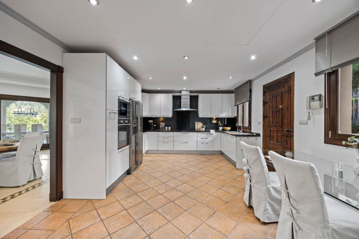 6 slaapkamer Villa te koop in Los Arqueros met garage - € 1.985.000 (Ref: 9079699)