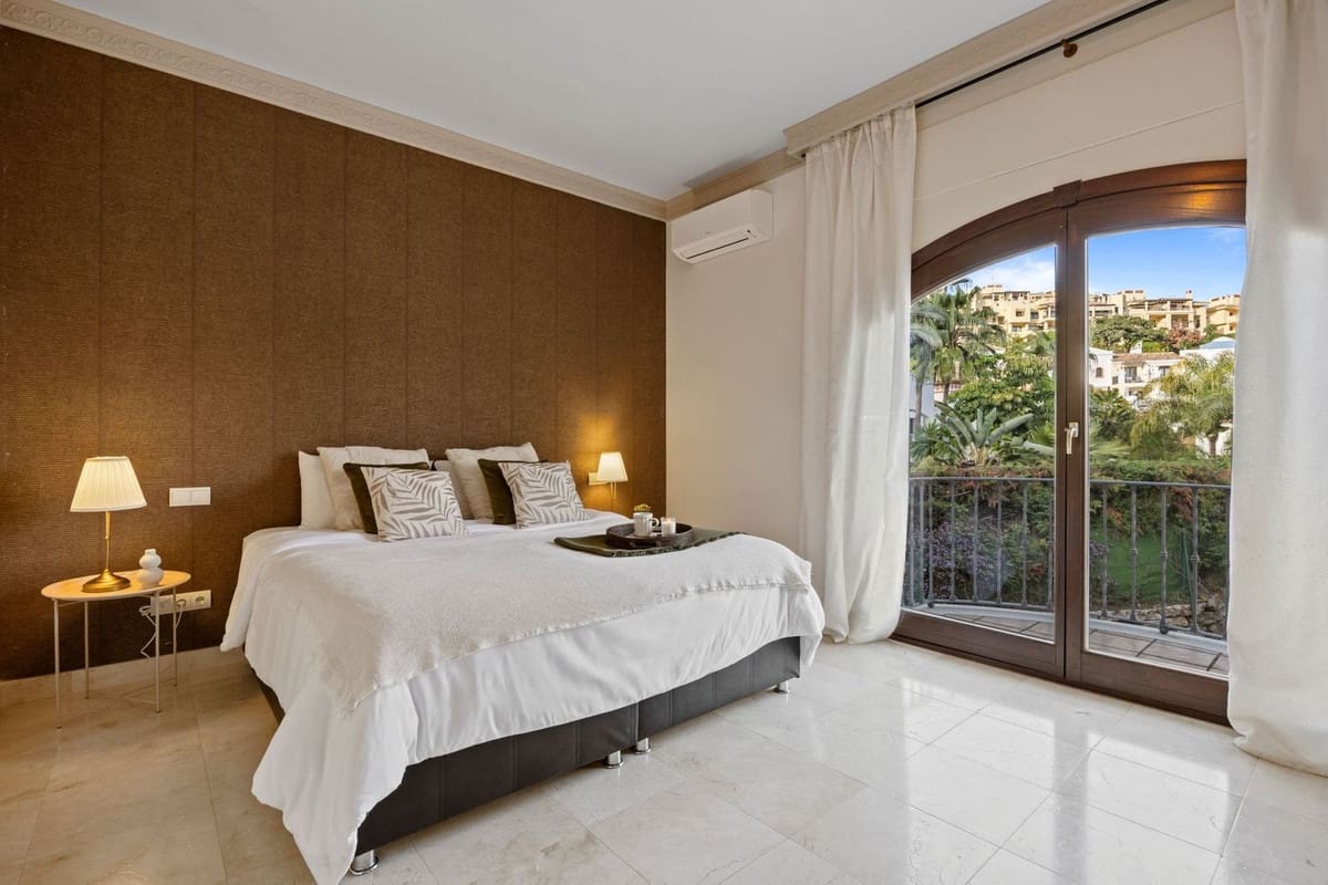 6 slaapkamer Villa te koop in Los Arqueros met garage - € 1.985.000 (Ref: 9079699)