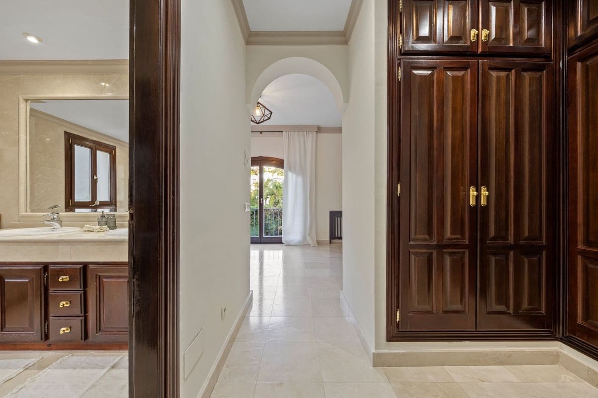 6 slaapkamer Villa te koop in Los Arqueros met garage - € 1.985.000 (Ref: 9079699)