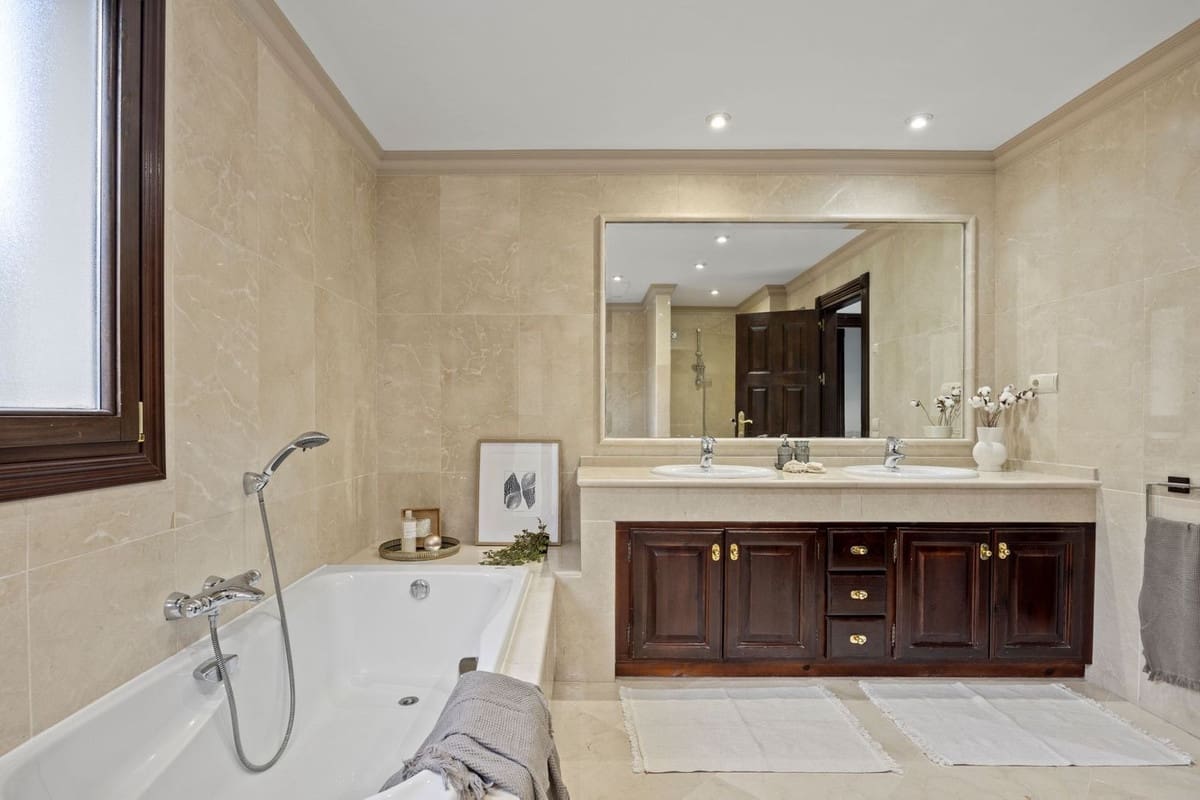 6 slaapkamer Villa te koop in Los Arqueros met garage - € 1.985.000 (Ref: 9079699)