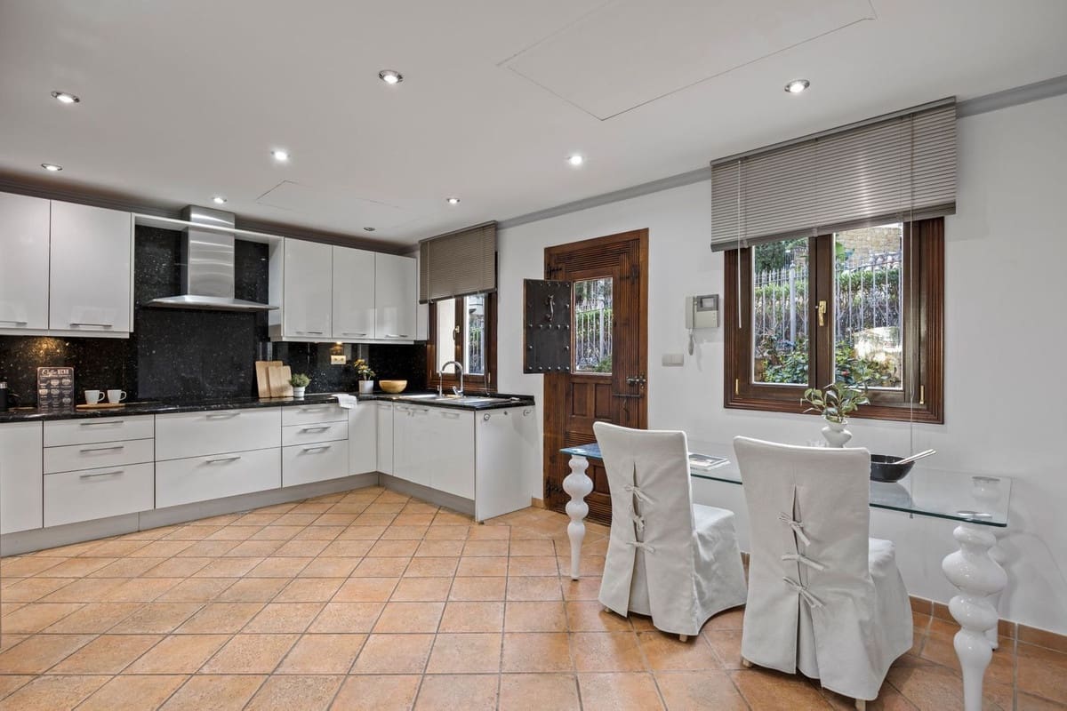 6 slaapkamer Villa te koop in Los Arqueros met garage - € 1.985.000 (Ref: 9079699)