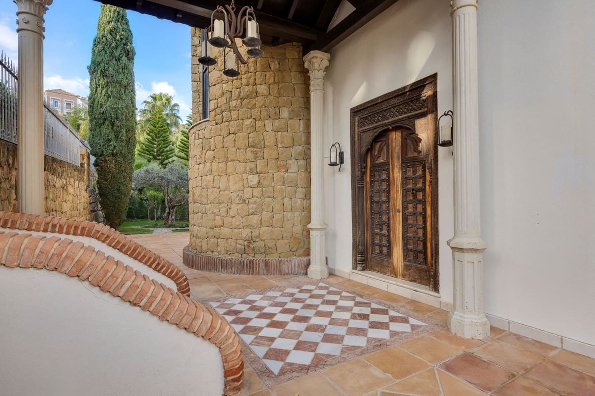 6 slaapkamer Villa te koop in Los Arqueros met garage - € 1.985.000 (Ref: 9079699)