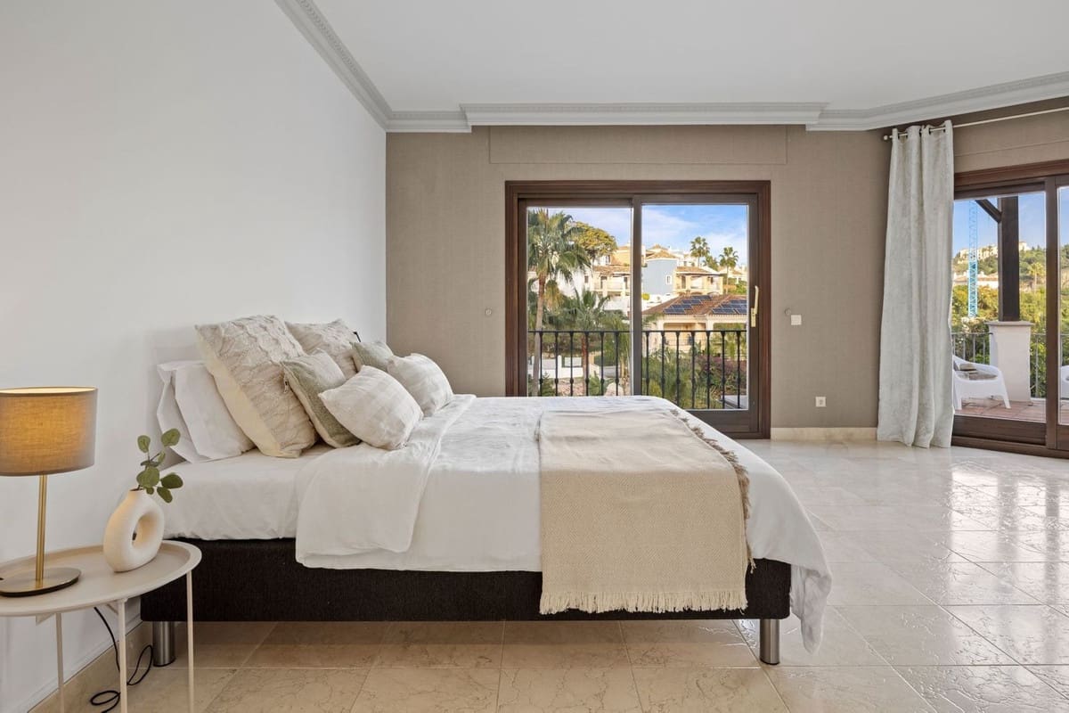 6 slaapkamer Villa te koop in Los Arqueros met garage - € 1.985.000 (Ref: 9079699)