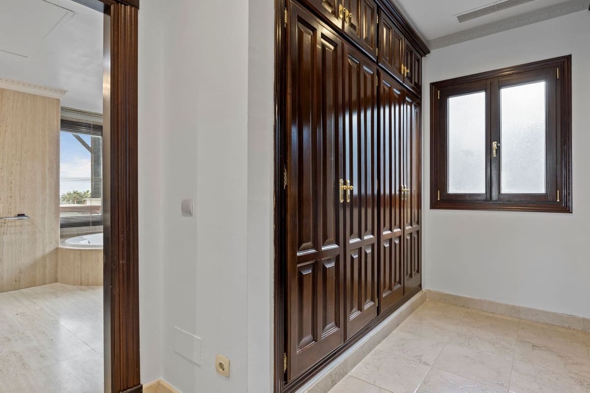 6 slaapkamer Villa te koop in Los Arqueros met garage - € 1.985.000 (Ref: 9079699)
