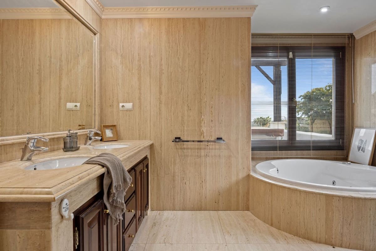 6 slaapkamer Villa te koop in Los Arqueros met garage - € 1.985.000 (Ref: 9079699)
