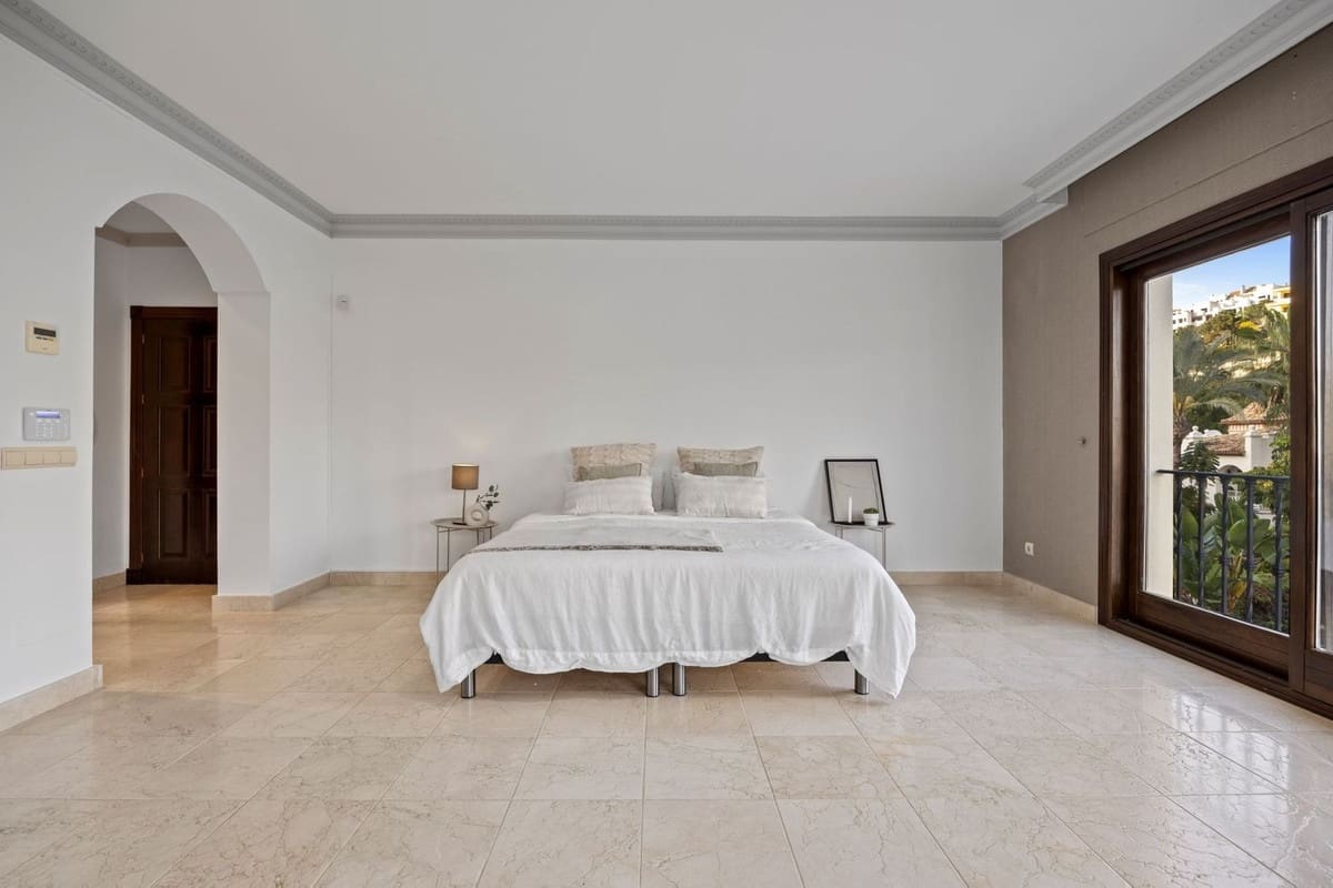 6 slaapkamer Villa te koop in Los Arqueros met garage - € 1.985.000 (Ref: 9079699)