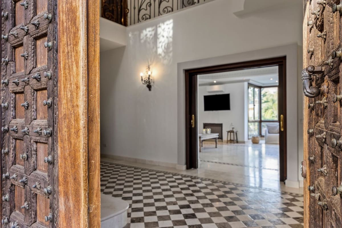 6 slaapkamer Villa te koop in Los Arqueros met garage - € 1.985.000 (Ref: 9079699)