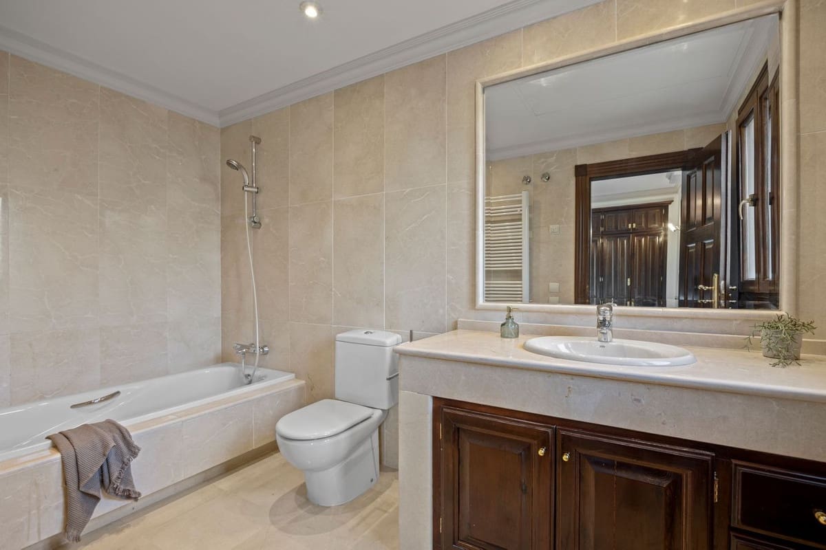 6 slaapkamer Villa te koop in Los Arqueros met garage - € 1.985.000 (Ref: 9079699)