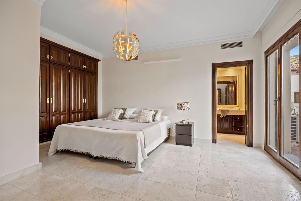 6 slaapkamer Villa te koop in Los Arqueros met garage - € 1.985.000 (Ref: 9079699)