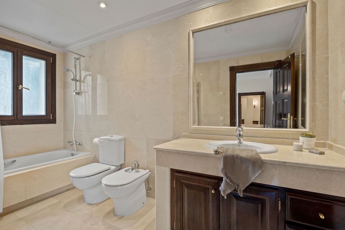 6 slaapkamer Villa te koop in Los Arqueros met garage - € 1.985.000 (Ref: 9079699)