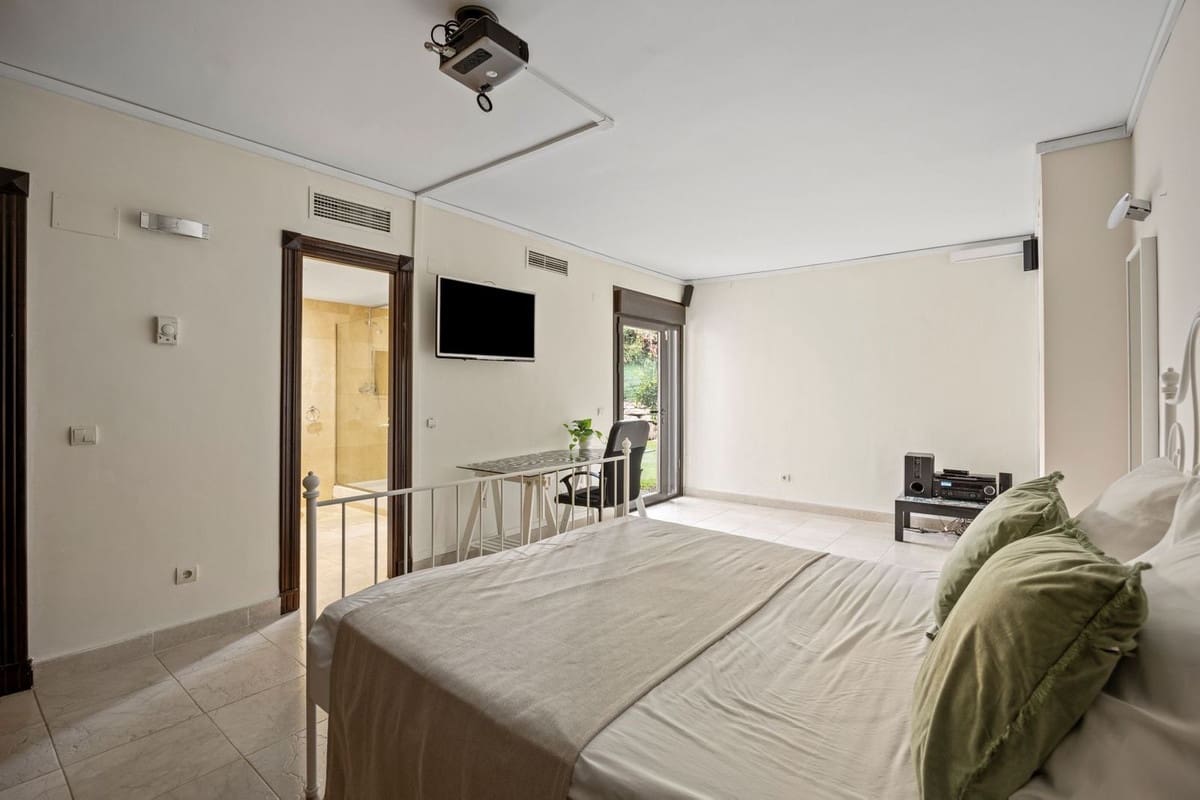 6 slaapkamer Villa te koop in Los Arqueros met garage - € 1.985.000 (Ref: 9079699)
