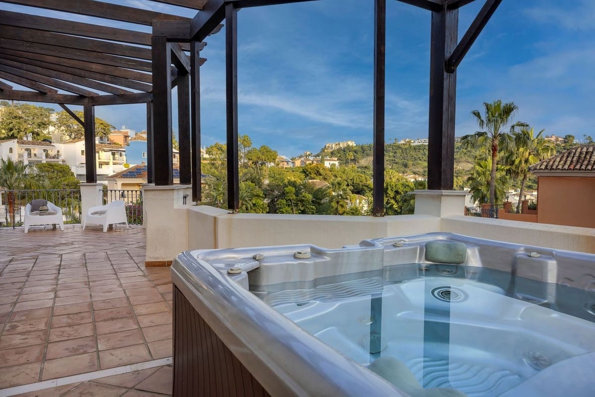 6 slaapkamer Villa te koop in Los Arqueros met garage - € 1.985.000 (Ref: 9079699)