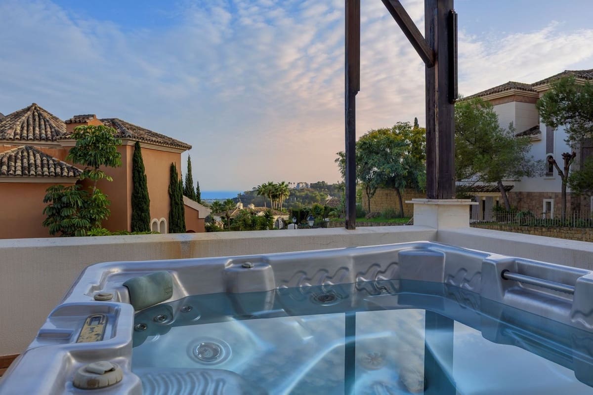 6 slaapkamer Villa te koop in Los Arqueros met garage - € 1.985.000 (Ref: 9079699)