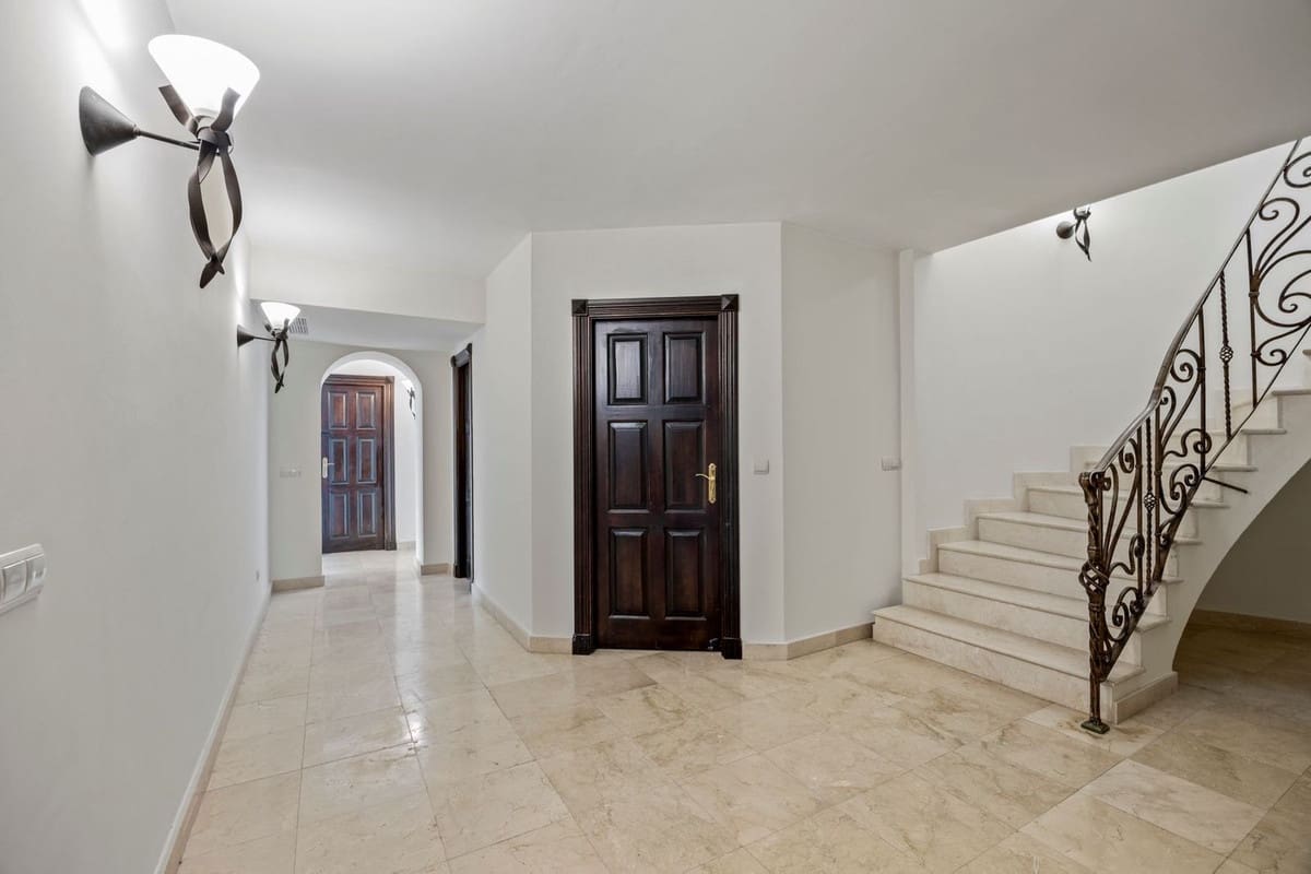 6 slaapkamer Villa te koop in Los Arqueros met garage - € 1.985.000 (Ref: 9079699)