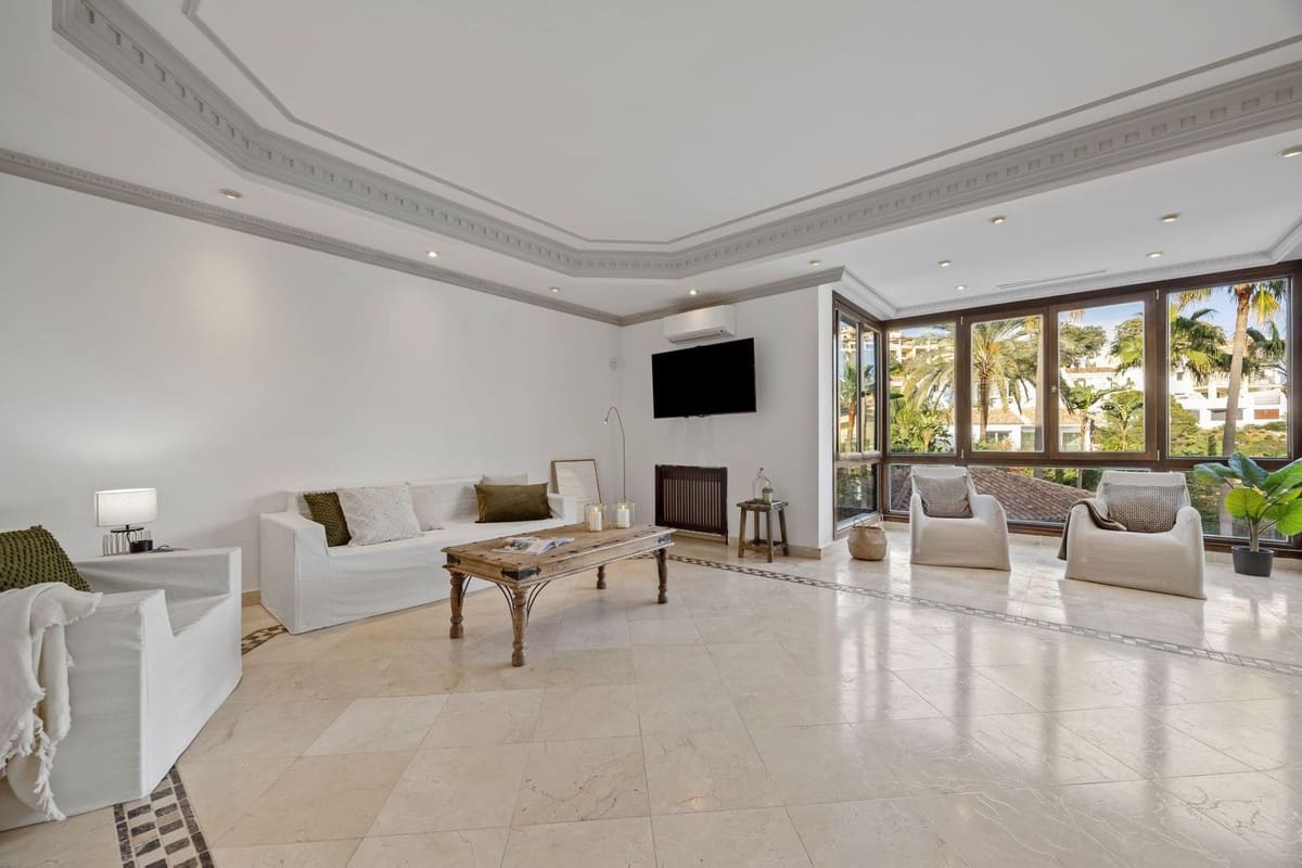 6 slaapkamer Villa te koop in Los Arqueros met garage - € 1.985.000 (Ref: 9079699)
