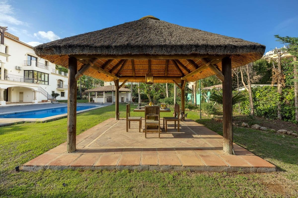 6 slaapkamer Villa te koop in Los Arqueros met garage - € 1.985.000 (Ref: 9079699)