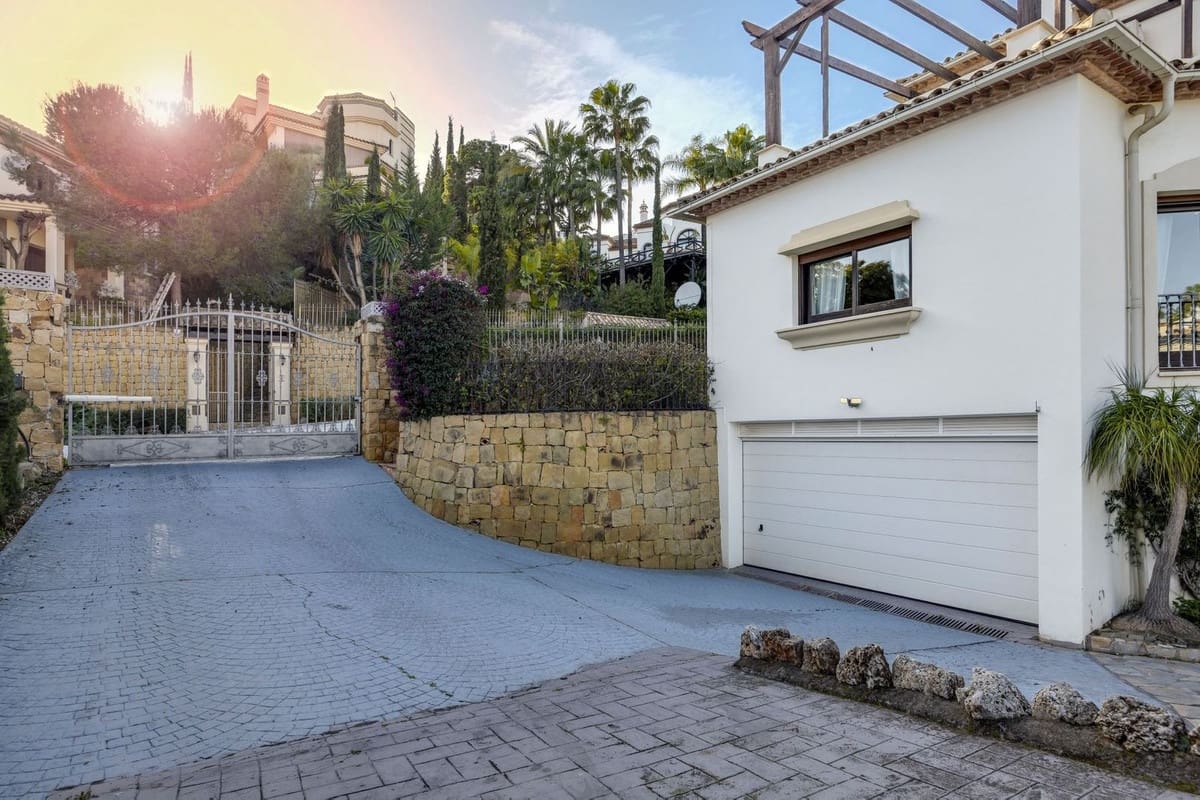 6 slaapkamer Villa te koop in Los Arqueros met garage - € 1.985.000 (Ref: 9079699)