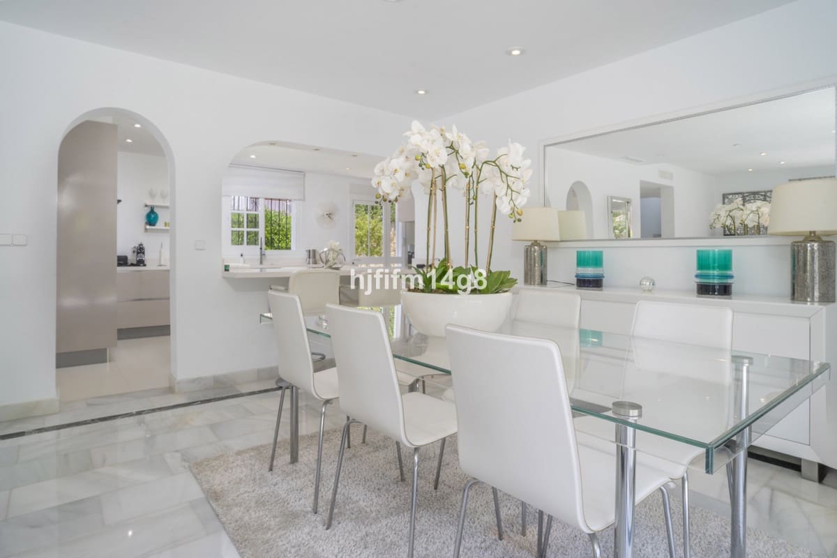 Chalet de 4 habitaciones en Nueva Andalucia en venta - 1.935.000 € (Ref: 9079701)