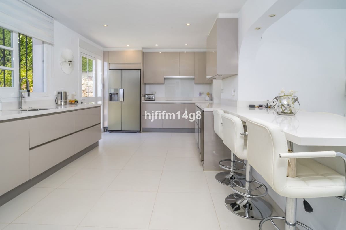 Chalet de 4 habitaciones en Nueva Andalucia en venta - 1.935.000 € (Ref: 9079701)