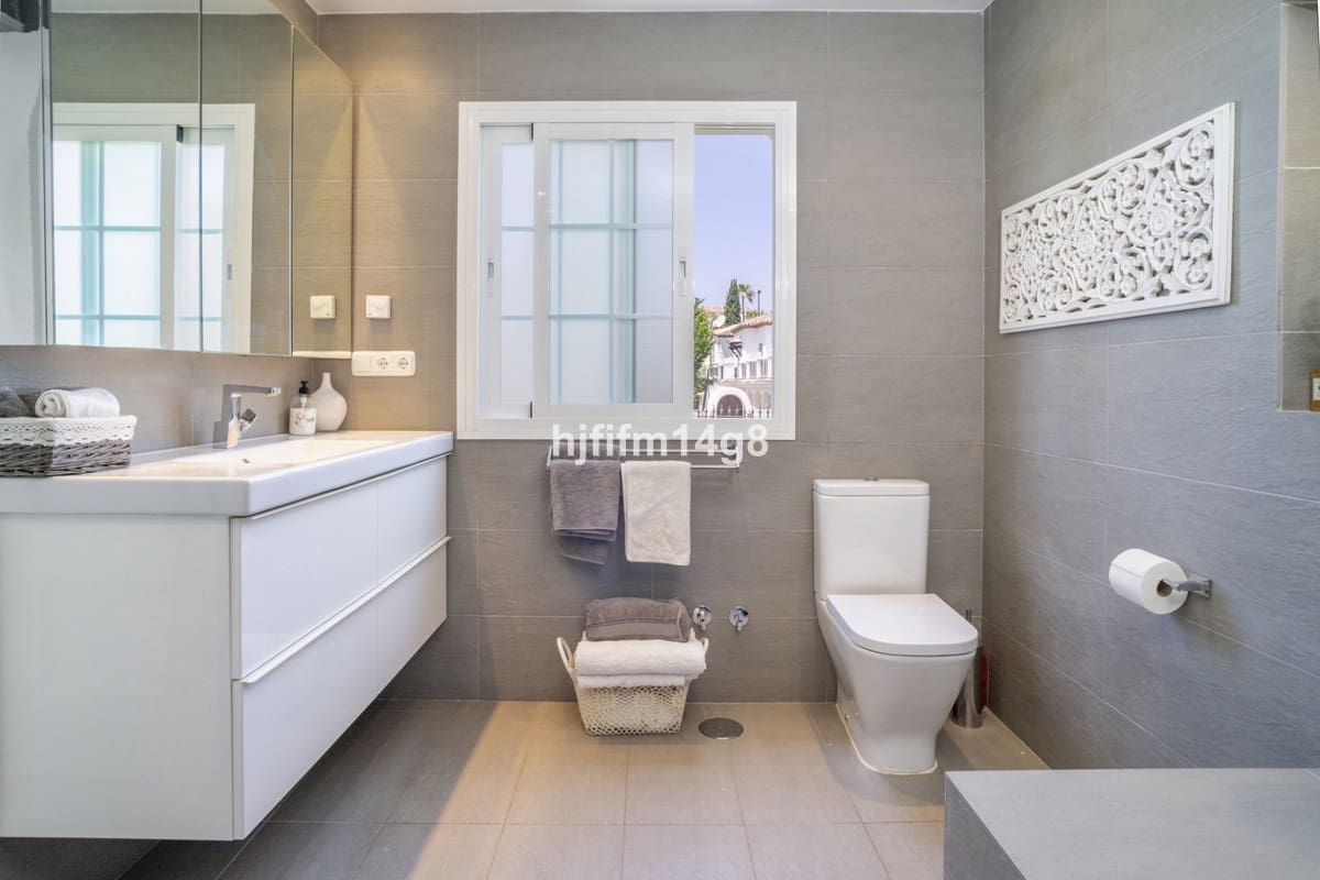 Chalet de 4 habitaciones en Nueva Andalucia en venta - 1.935.000 € (Ref: 9079701)