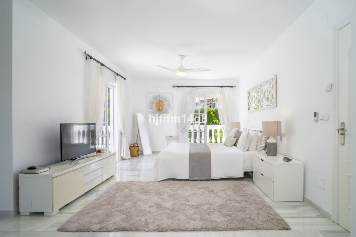 Chalet de 4 habitaciones en Nueva Andalucia en venta - 1.935.000 € (Ref: 9079701)