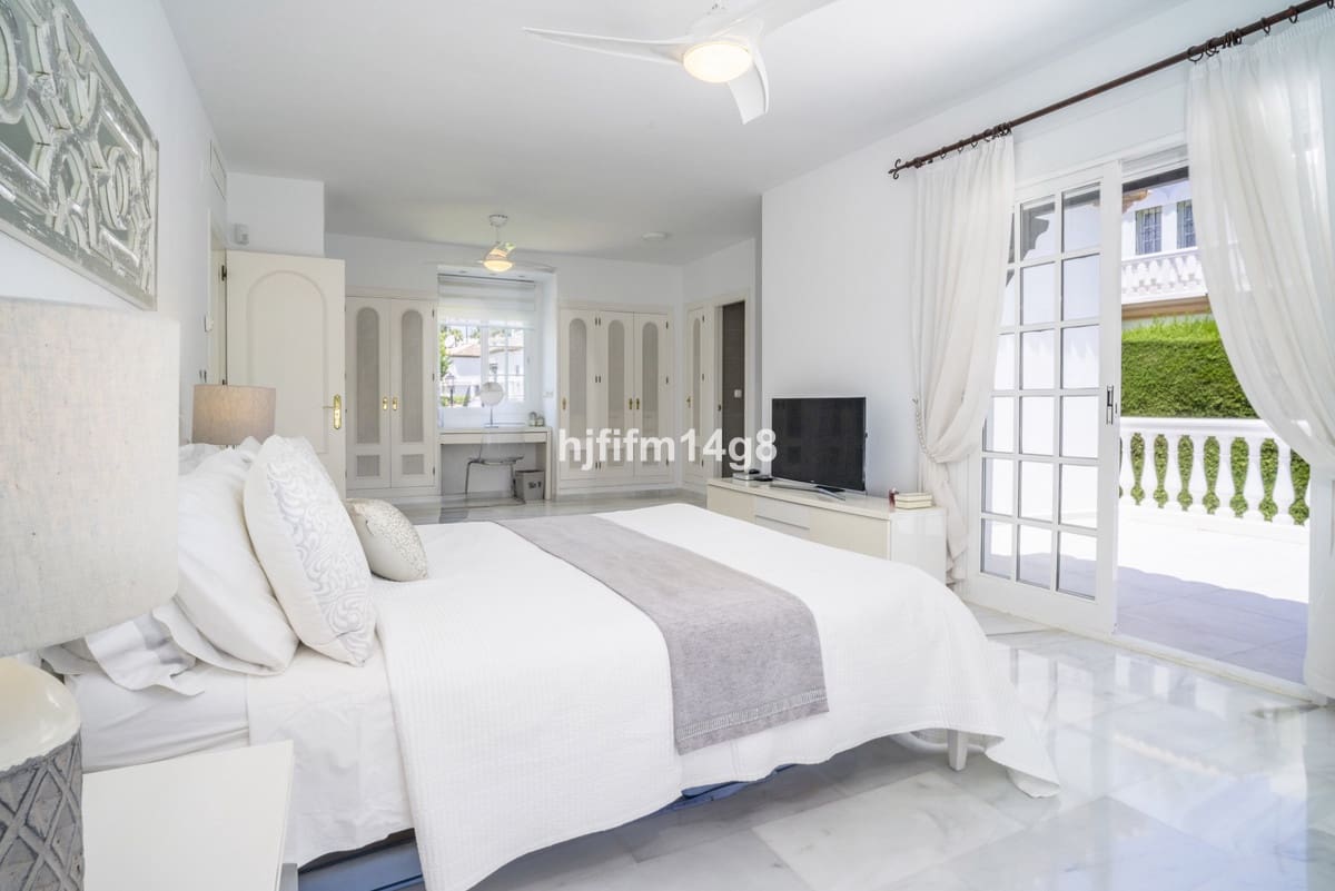 Chalet de 4 habitaciones en Nueva Andalucia en venta - 1.935.000 € (Ref: 9079701)