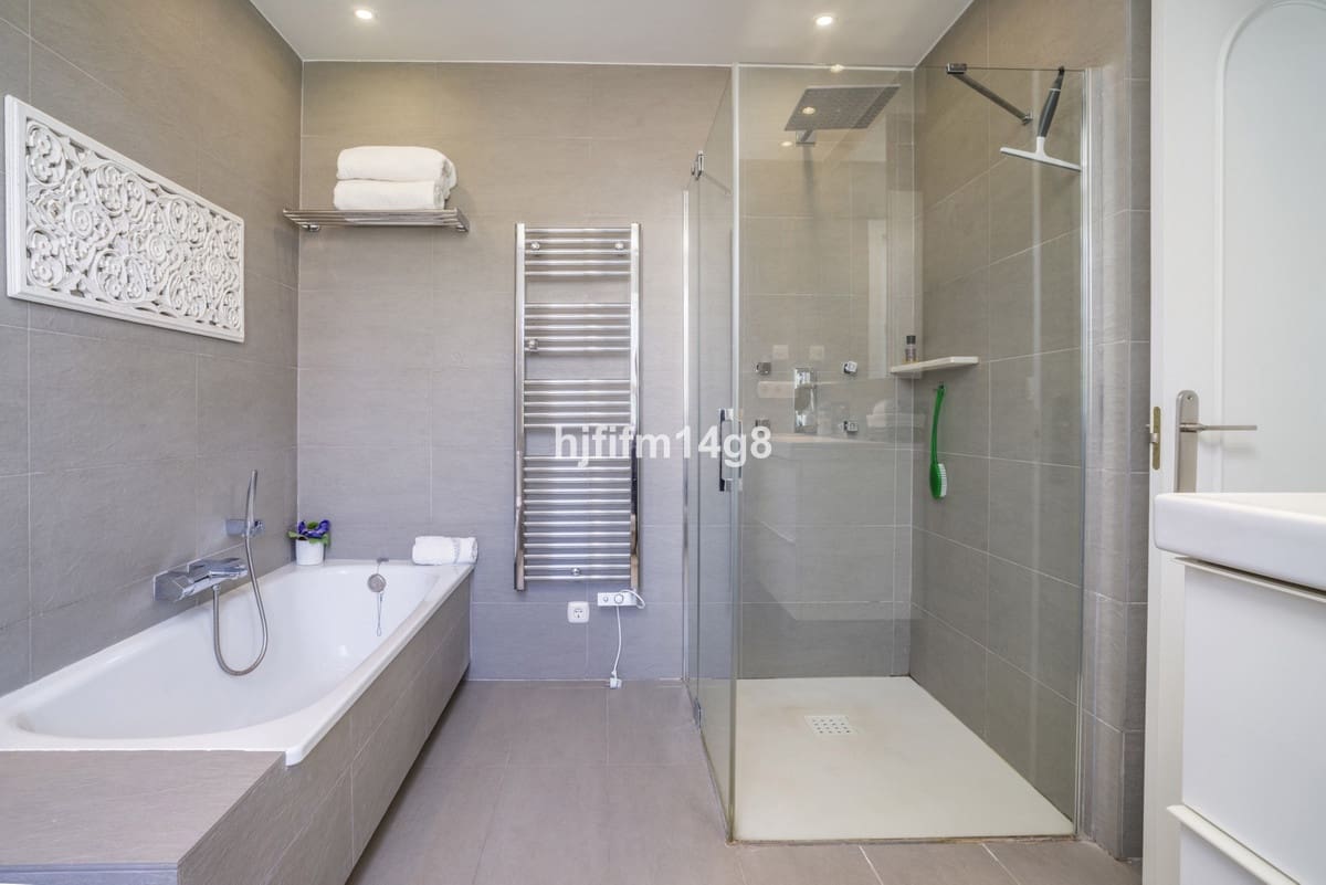 Chalet de 4 habitaciones en Nueva Andalucia en venta - 1.935.000 € (Ref: 9079701)